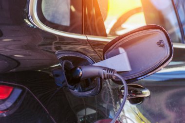 Priz, elektrikli araba şarjı, pil şarjı, yakın görüntü.