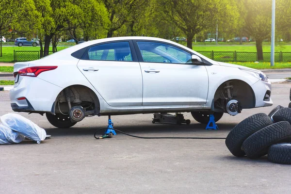 Sustitución Neumáticos Sobre Ruedas Coche Sin Ruedas Sobre Gato Mantenimiento — Foto de Stock