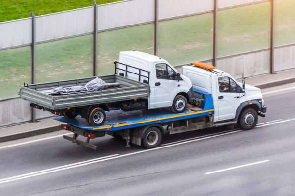 Een Vrachtwagen Vervoert Een Andere Kleine Vrachtwagen Weg — Stockfoto