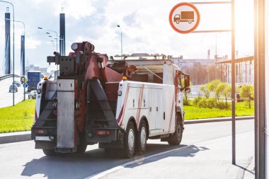 Güçlü büyük kamyon yarı kamyon çekicileri şehir otobanında sürüyor.