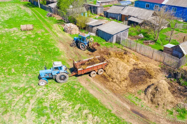 住宅近くの畑に植えた野菜の肥料を積む 空中風景 — ストック写真