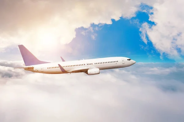 Het Vliegtuig Vliegt Lagen Van Dichte Witte Wolken Heldere Zon — Stockfoto