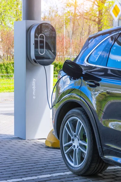 Prizde elektrikli araba şarjı, batarya yakın görüş şarjı. Gaz Elektrik İstasyonu