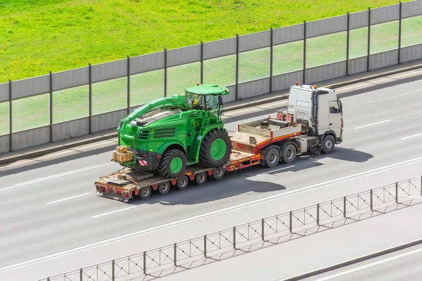 Transporte Colheitadeira Máquinas Agrícolas Reboque Uma Plataforma Carregamento Caminhão Uma — Fotografia de Stock