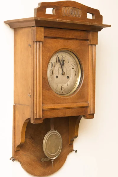 Старинные деревянные часы с 5 по 12 — стоковое фото