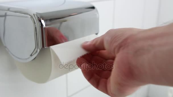 Mann Benutzt Toilettenpapier Mit Dem Schild Montag — Stockvideo
