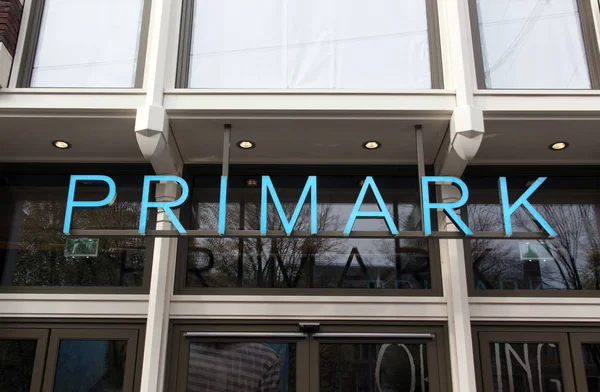 Cartas Primark en una tienda en Amsterdam — Foto de Stock