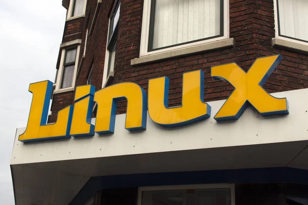 Letras linux em uma parede em Amsterdam — Fotografia de Stock