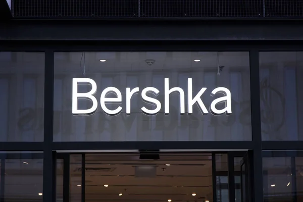 Brieven Bershka toebehoren op een muur in Amsterdam — Stockfoto