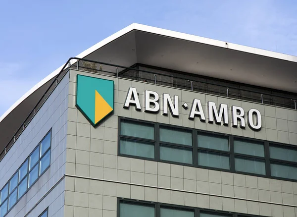 ABN AMRO en una fachada en Amsterdam — Foto de Stock