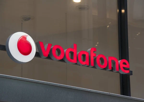 Vodafone op een winkel in Amsterdam — Stockfoto