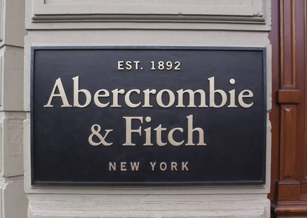 Buchstaben Abercrombie und Fitch an einer Ladenfassade — Stockfoto