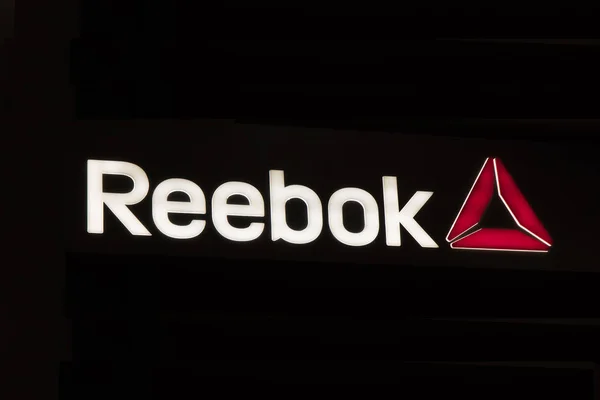 Листи reebok в магазині — стокове фото