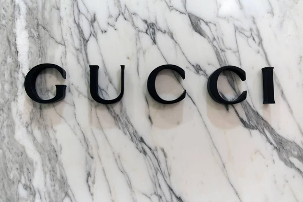 Bokstäver Gucci på en marmor vägg — Stockfoto