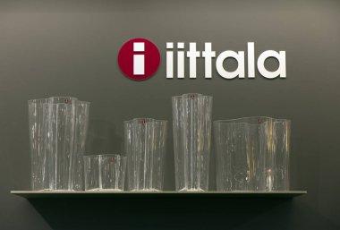 Amsterdam'da bir dükkanda Iittala vazo