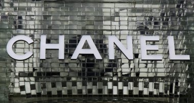 Amsterdam'da bir cam duvar Chanel mektuplar