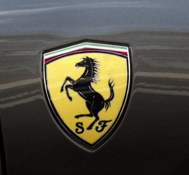 Bir araba Ferrari işareti ata