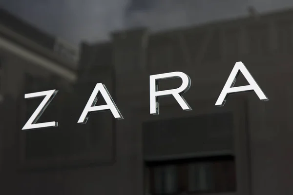 Zara по магазина в Амстердамі — стокове фото