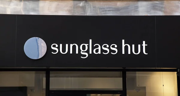 Sunglass hut op een winkel in Amsterdam — Stockfoto