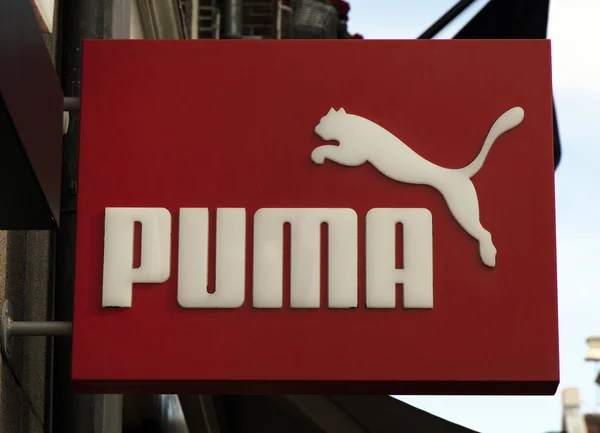 Puma em um sinal em amsterdam — Fotografia de Stock