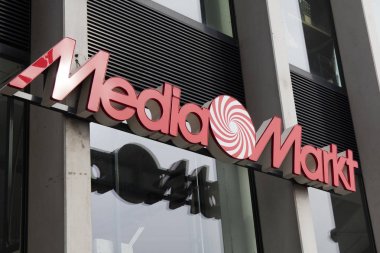 Harfler mediamarkt Amsterdam deposunda üzerinde