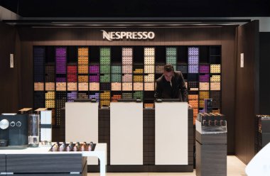 Schiphol Havaalanı 'ndaki nespresso dükkanında.