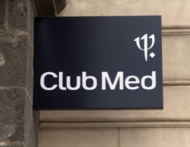 Club med işareti bir bina