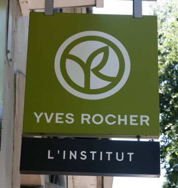 Yves Rocher işareti bir duvar