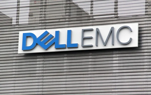 Bokstäver Dell emc på en vägg — Stockfoto