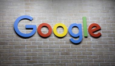 Google harfleri Amsterdam'da bir duvara