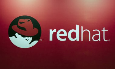 RedHat logo ve harfler kırmızı bir duvar