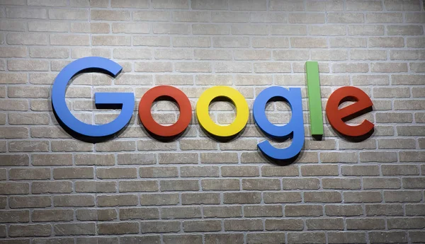 Surat-surat Google di dinding Amsterdam — Stok Foto