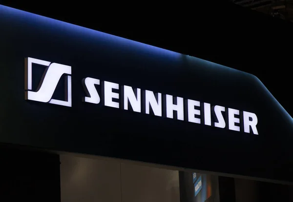 Sennheisser letters op een stand in Amsterdam — Stockfoto