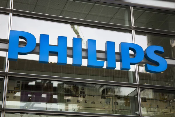 Letras philips en un edificio en Amsterdam — Foto de Stock