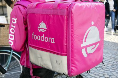 Foodora kurye ile Amsterdam'da sırt çantası