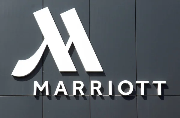 Letters Marriot hotel on the facade of the hotel — Stock Photo, Image