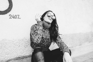 kadın giyiyor trendy sonbahar kıyafeti