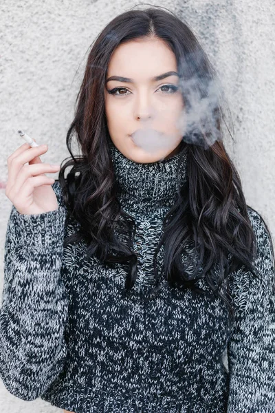 Bella donna con sigaretta — Foto Stock