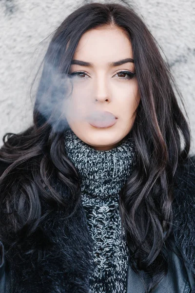 Belle femme avec cigarette — Photo