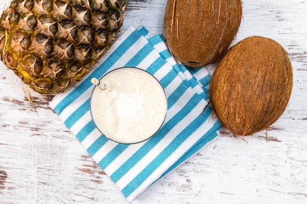 Batido de abacaxi na mesa — Fotografia de Stock