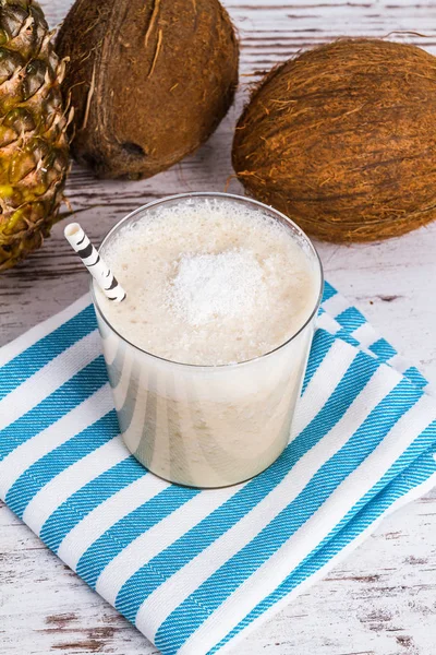 Batido de piña en la mesa — Foto de Stock