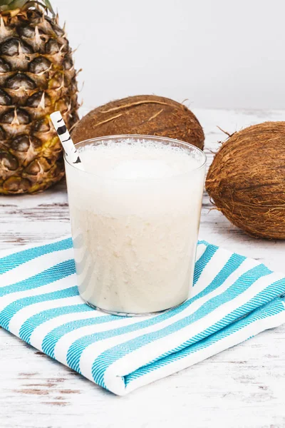 Batido de abacaxi na mesa — Fotografia de Stock