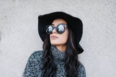 kadın giyiyor trendy sonbahar kıyafeti