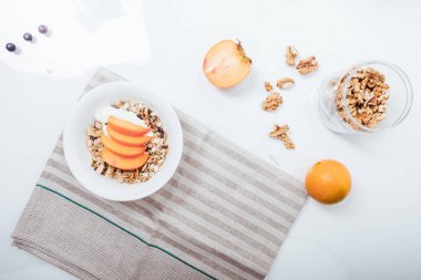 Soya yoğurt ile ev yapımı granola