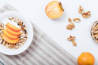 Soya yoğurt ile ev yapımı granola