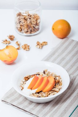 Soya yoğurt ile ev yapımı granola