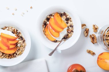 Soya yoğurt ile ev yapımı granola