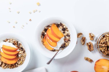 Soya yoğurt ile ev yapımı granola