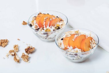 Soya yoğurt ile ev yapımı granola