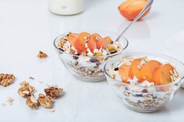 Soya yoğurt ile ev yapımı granola